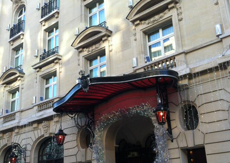 La façade du Royal Monceau, Raffles Paris, avenue Hoche