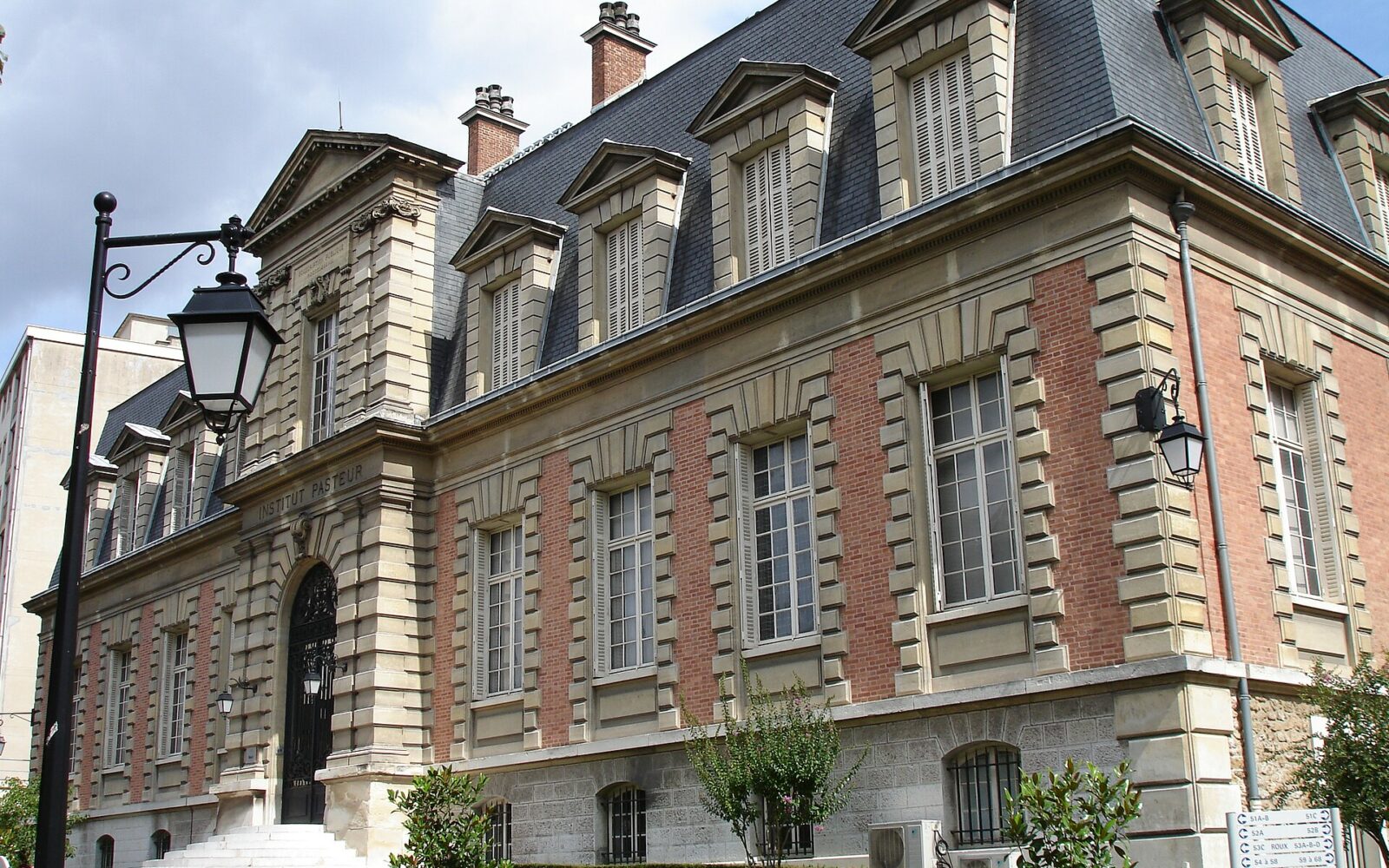 Le bâtiment historique de l'Institut Pasteur, rue du Docteur-Roux