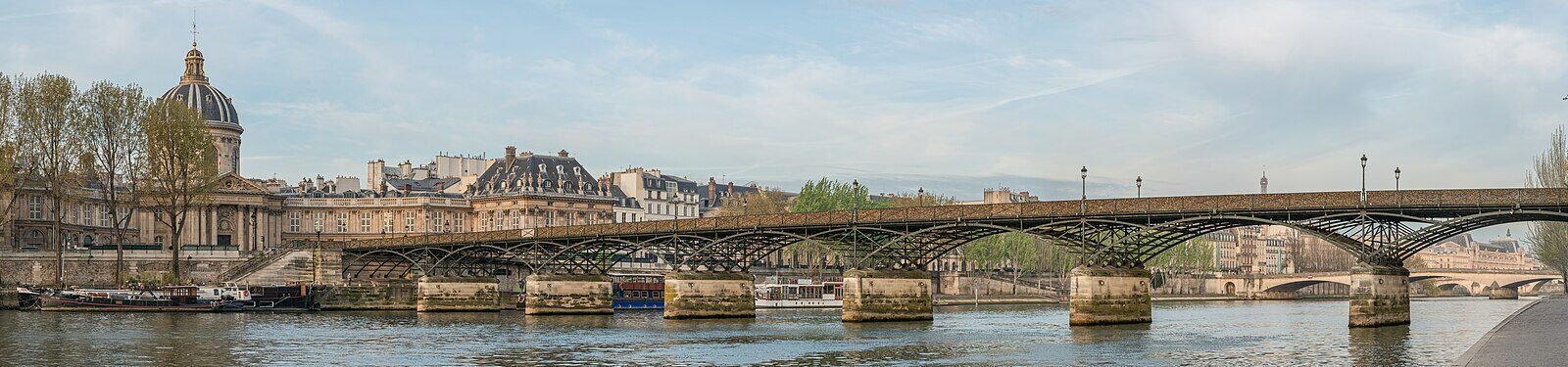 Le pont des Arts entre le Louvre et l'Institut de France