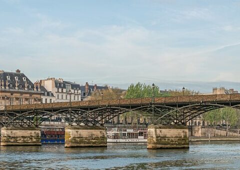 Le pont des Arts entre le Louvre et l'Institut de France