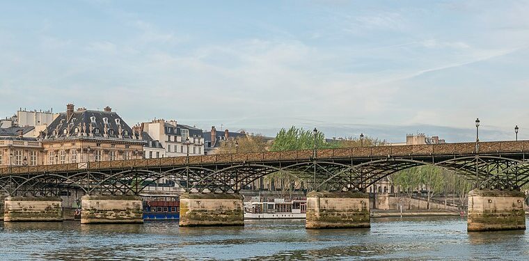 Le pont des Arts entre le Louvre et l'Institut de France
