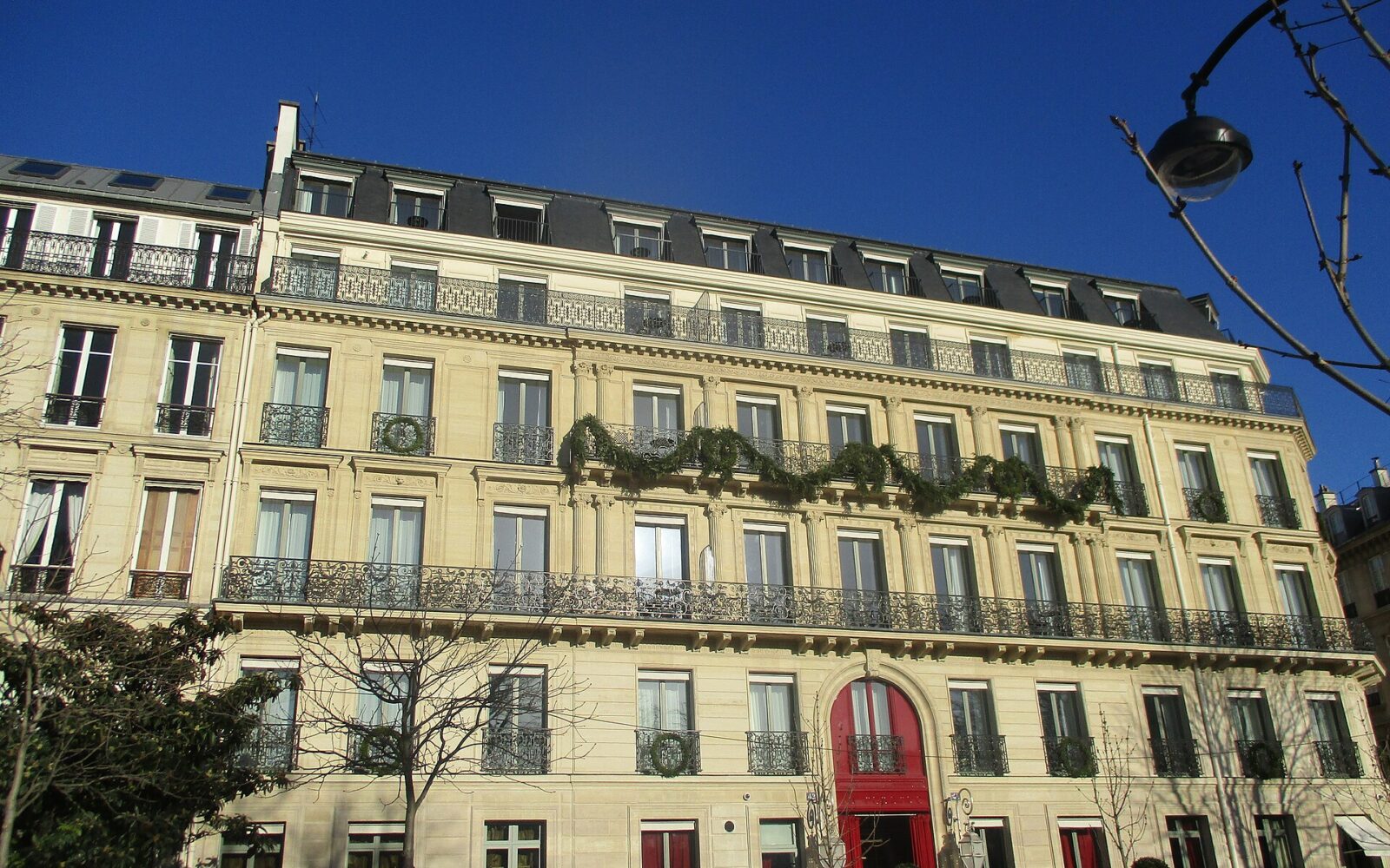 La façade de La Réserve Paris, avenue Gabriel, face aux jardins des Champs-Élysées