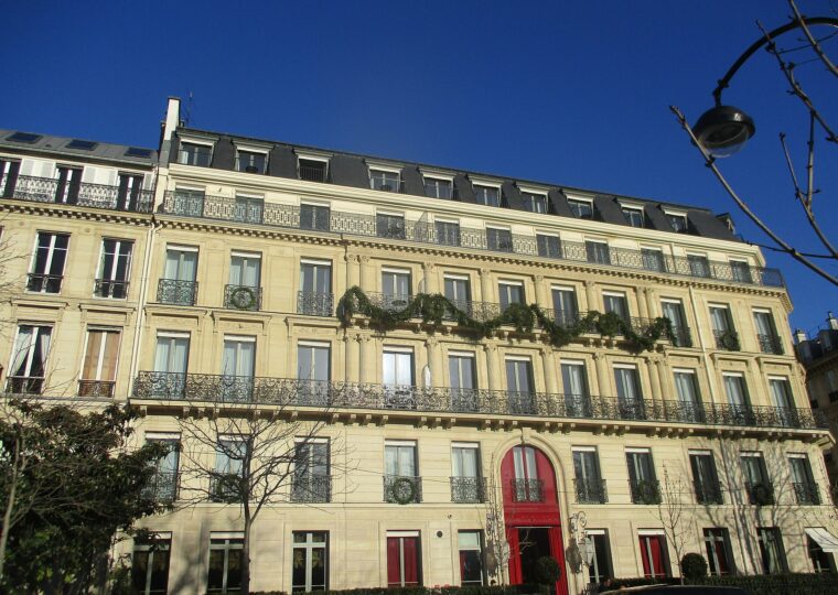 La façade de La Réserve Paris, avenue Gabriel, face aux jardins des Champs-Élysées