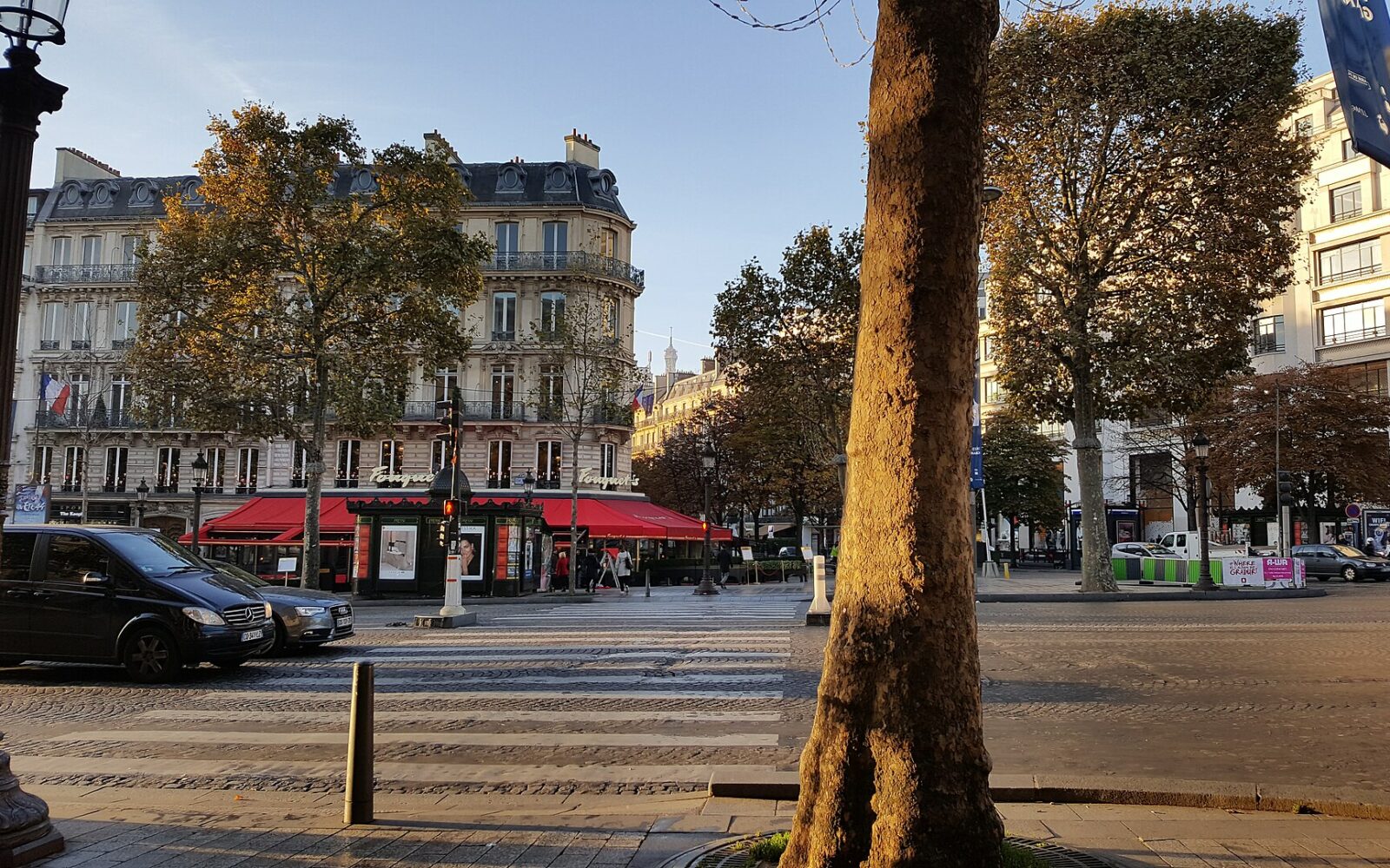 L'angle du Fouquet's, avenue des Champs-Élysées et avenue George-V