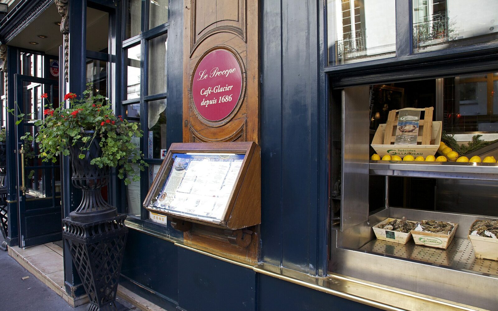 La façade du Procope, rue de l'Ancienne-Comédie