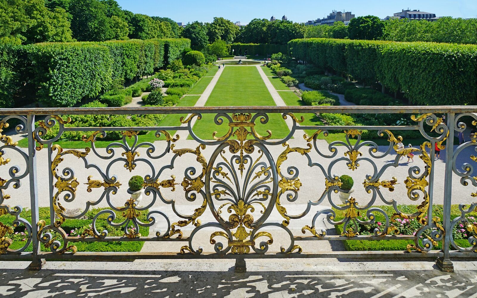Le jardin de l'hôtel Biron, musée Rodin, avec ses parterres et sa façade