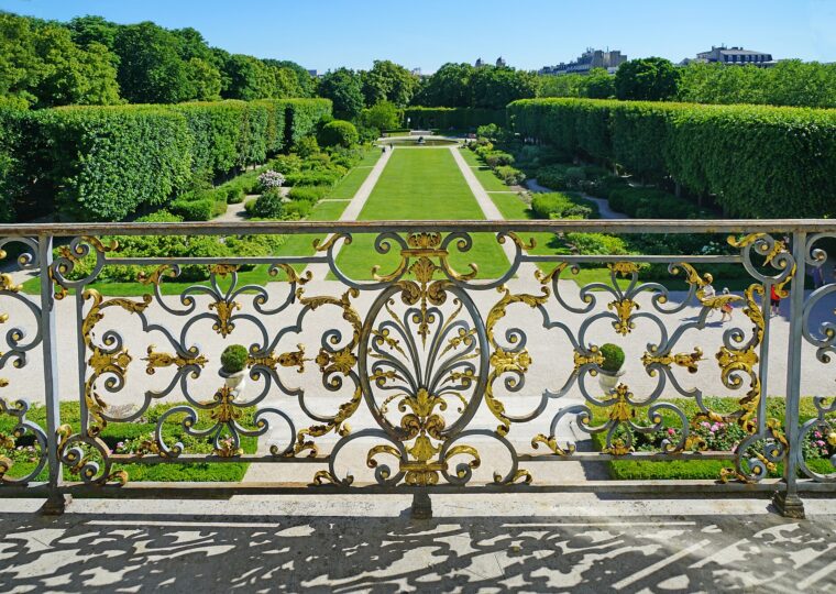 Le jardin de l'hôtel Biron, musée Rodin, avec ses parterres et sa façade