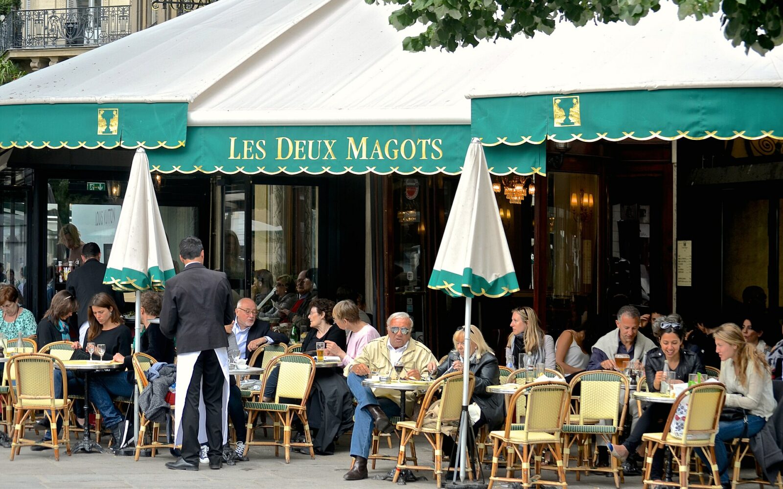 La terrasse des Deux Magots, place Saint-Germain-des-Prés