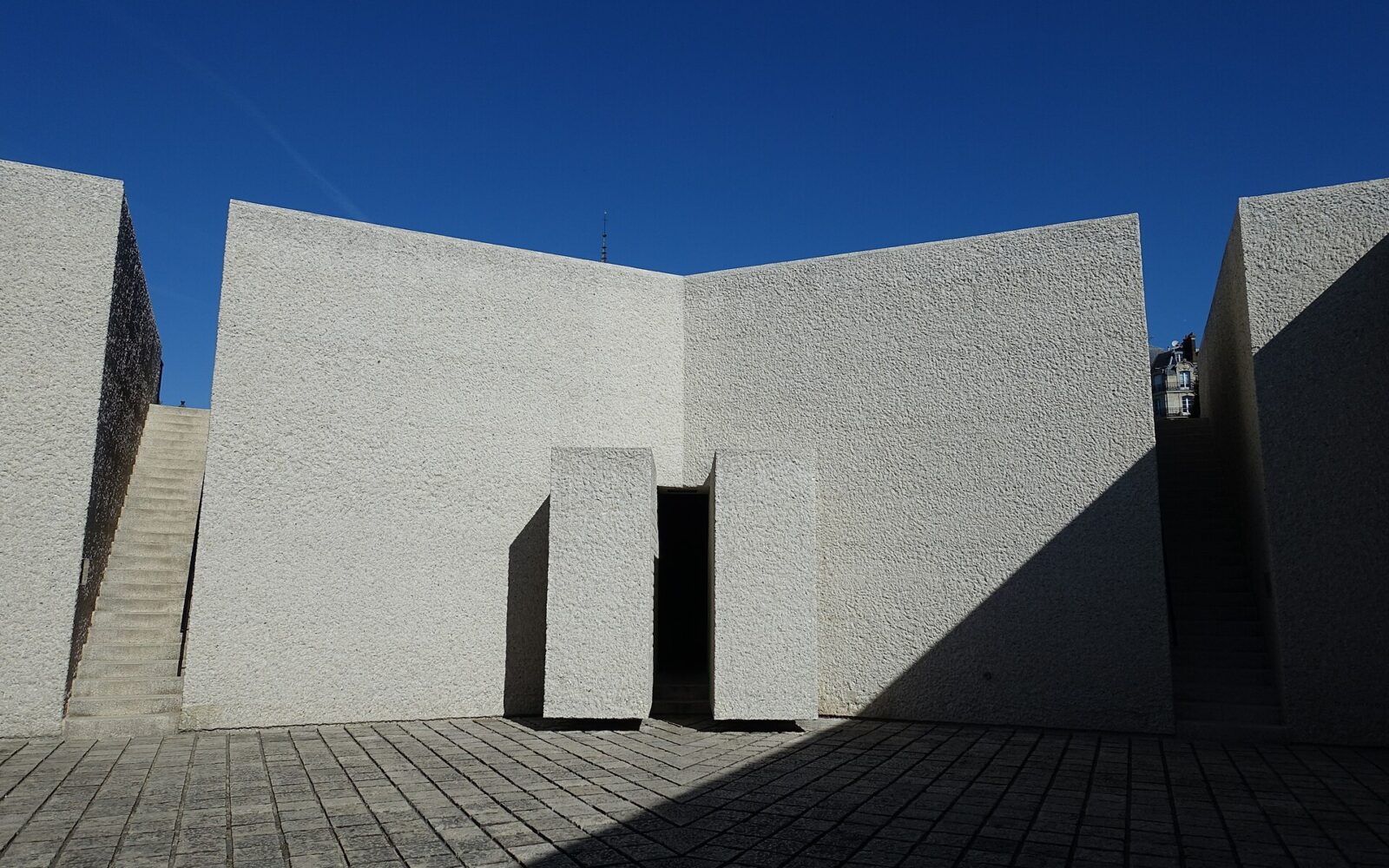 L'entrée du Mémorial des martyrs de la Déportation, à la pointe de l'île de la Cité