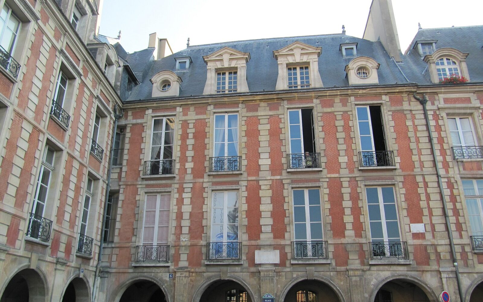 La place des Vosges, où l'hôtel de Rohan-Guémené abrite la maison de Victor Hugo