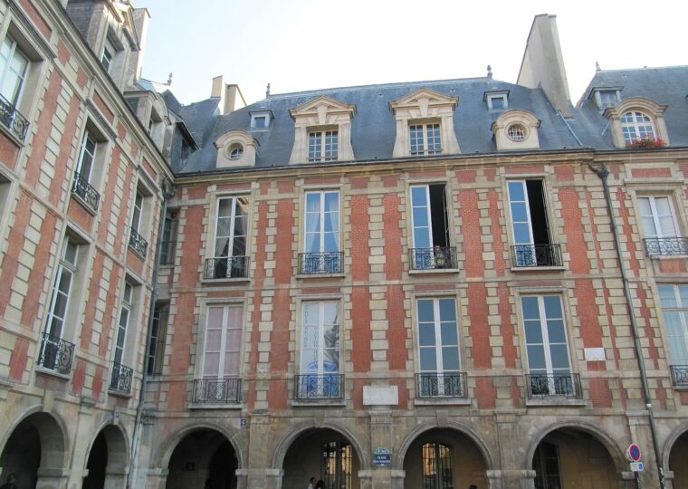 La place des Vosges, où l'hôtel de Rohan-Guémené abrite la maison de Victor Hugo