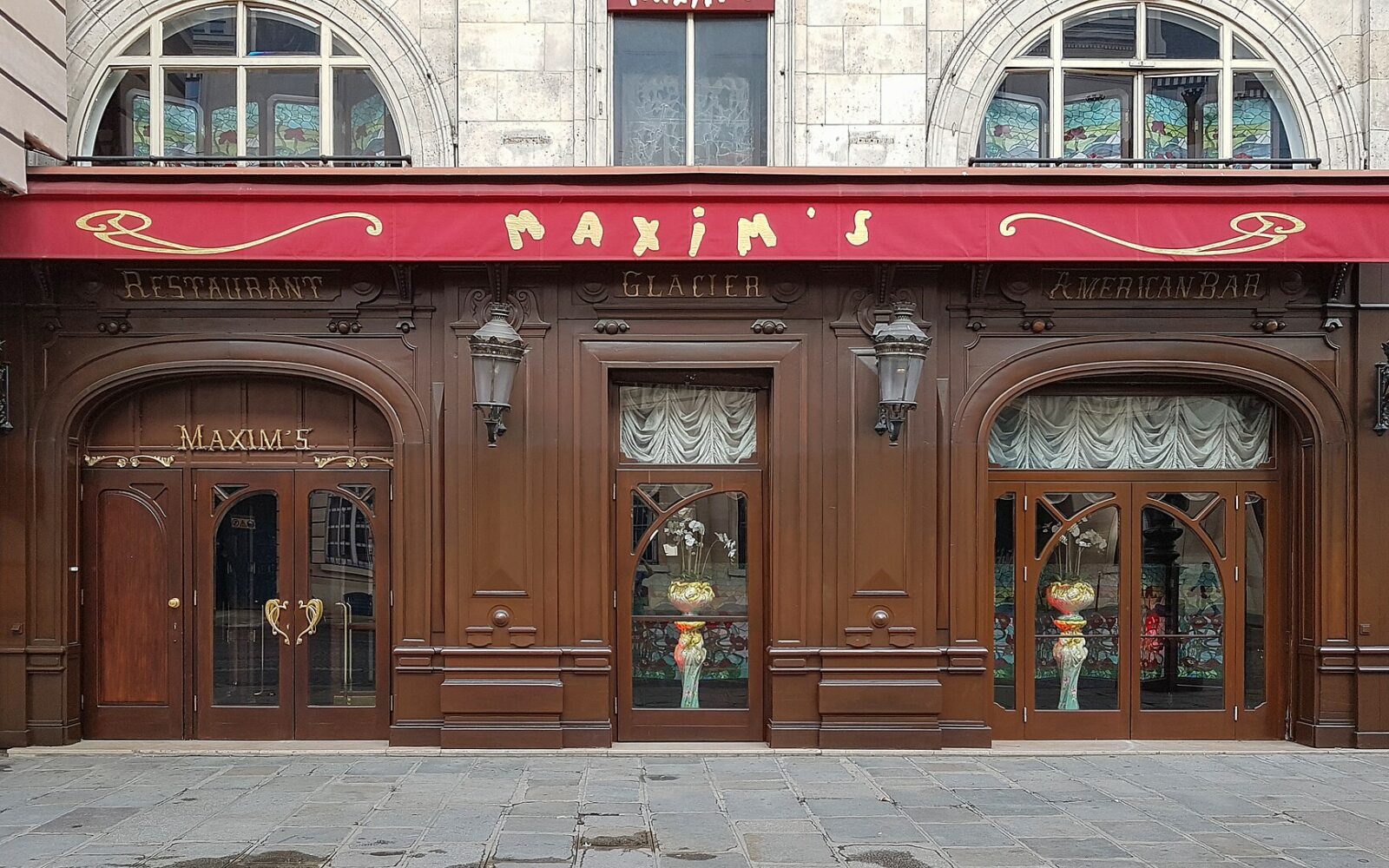 La devanture du restaurant Maxim's, rue Royale, sous le musée Art nouveau
