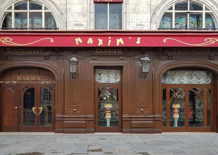 La devanture du restaurant Maxim's, rue Royale, sous le musée Art nouveau