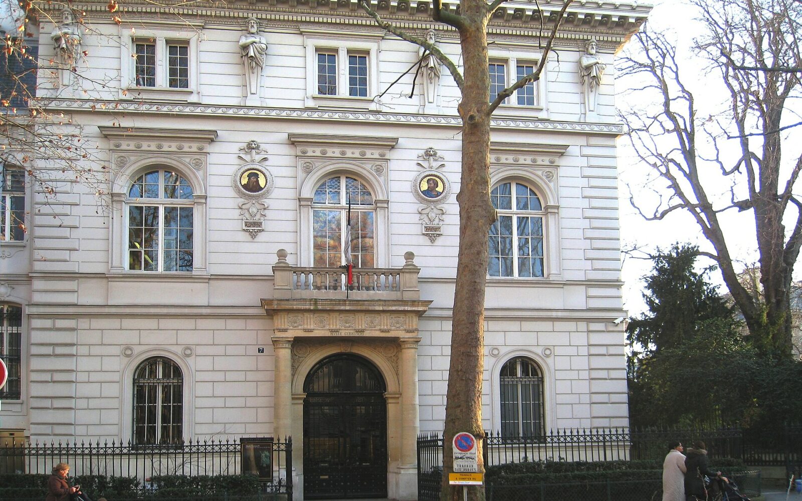 Le musée Cernuschi, avenue Vélasquez, aux grilles du parc Monceau