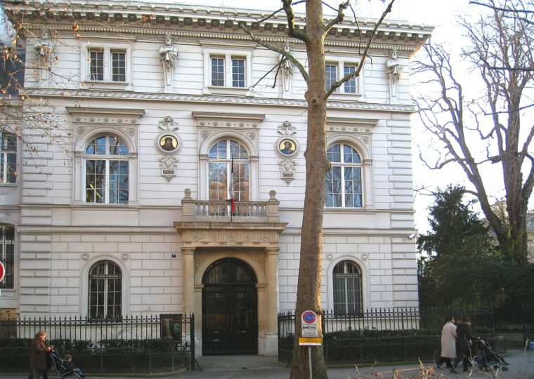 Le musée Cernuschi, avenue Vélasquez, aux grilles du parc Monceau