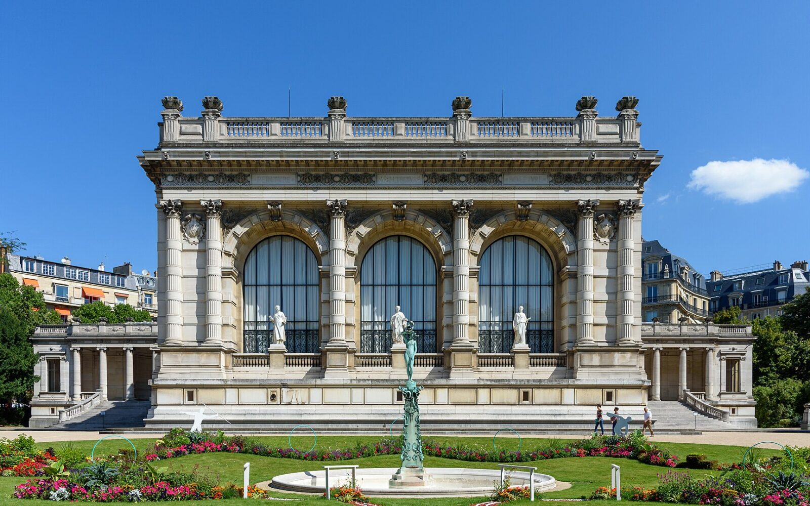 Le palais Galliera et son jardin, avenue Pierre-Ier-de-Serbie