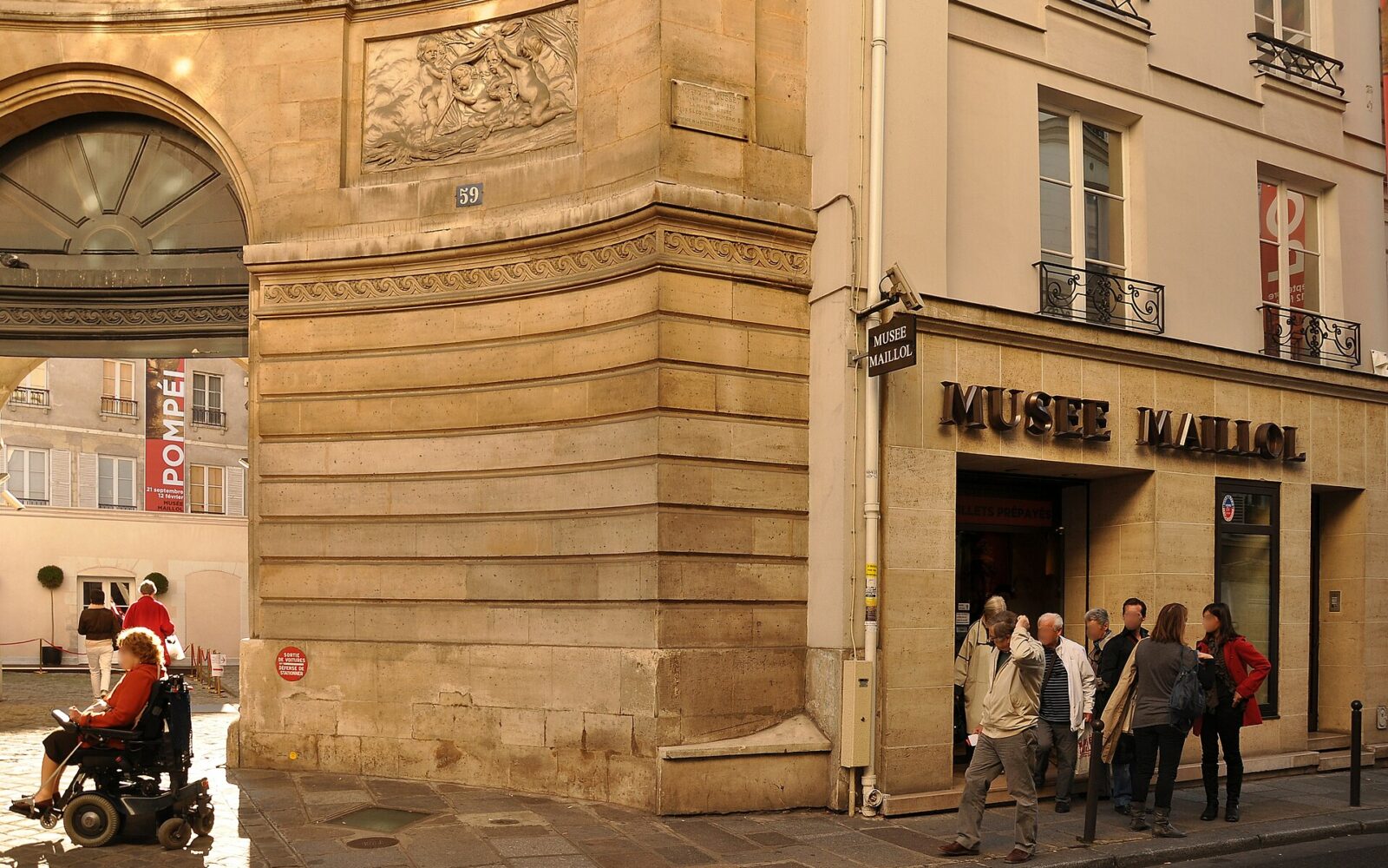 La façade du musée Maillol et la fontaine des Quatre-Saisons, rue de Grenelle