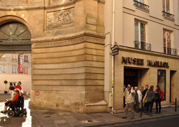 La façade du musée Maillol et la fontaine des Quatre-Saisons, rue de Grenelle