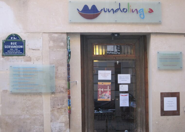 L'entrée de Mundolingua, musée des langues, rue Servandoni