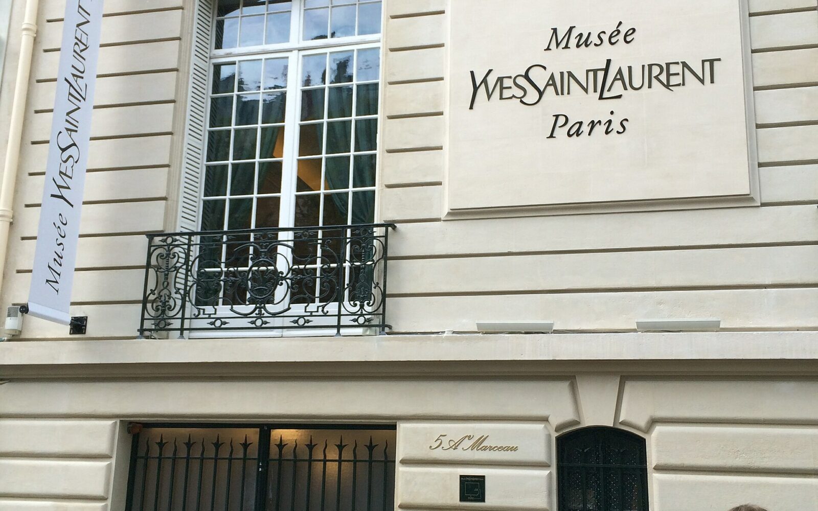 L'hôtel du 5 avenue Marceau, siège historique de la maison Yves Saint Laurent