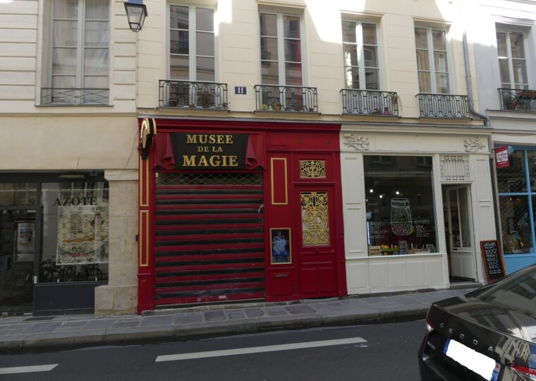 L'entrée du musée de la Magie, rue Saint-Paul