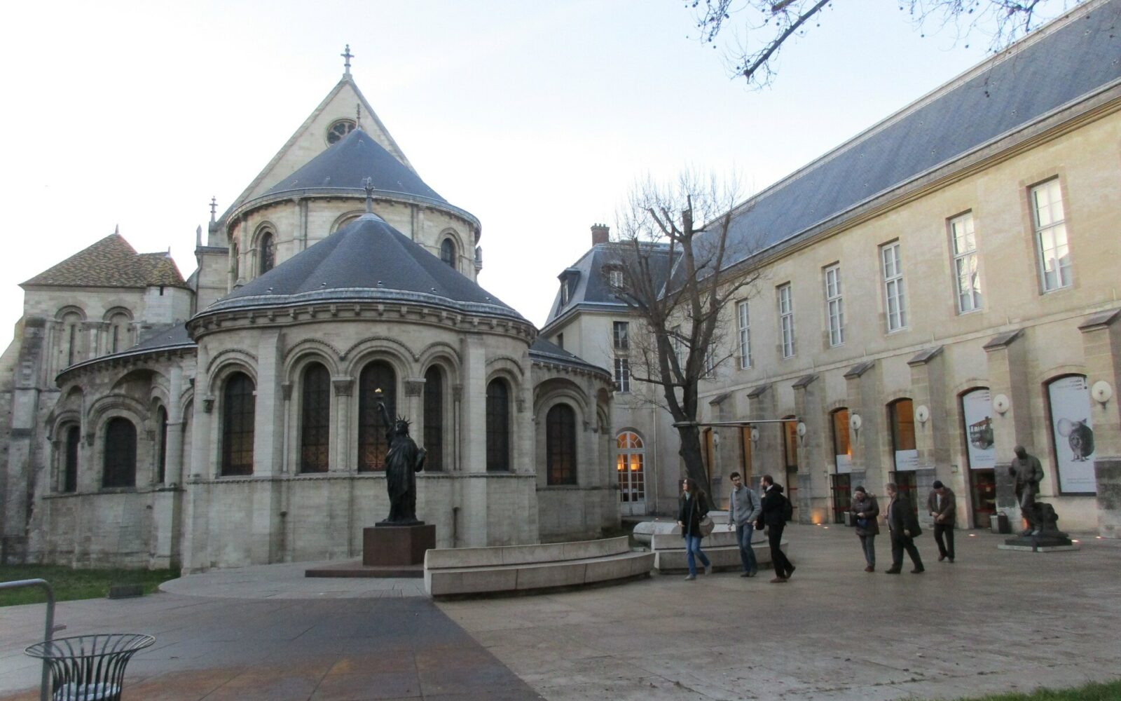 L'église du prieuré Saint-Martin-des-Champs, nef aux avions du musée des Arts et Métiers