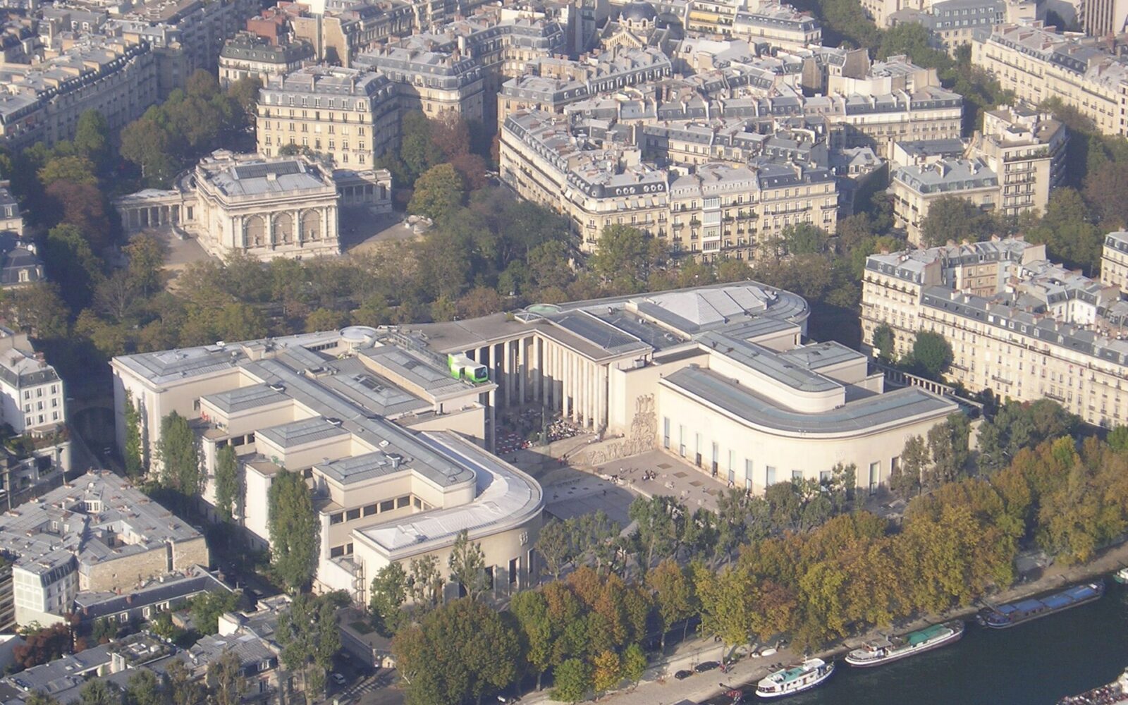 Le parvis et les colonnades du Palais de Tokyo