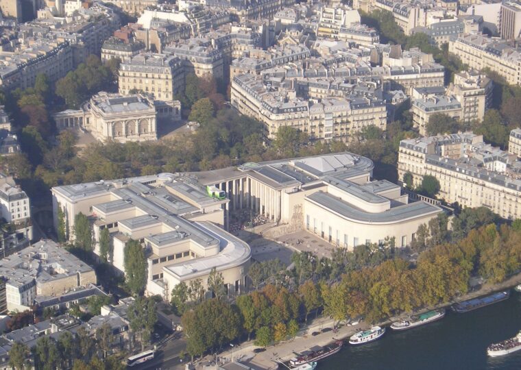 Le parvis et les colonnades du Palais de Tokyo