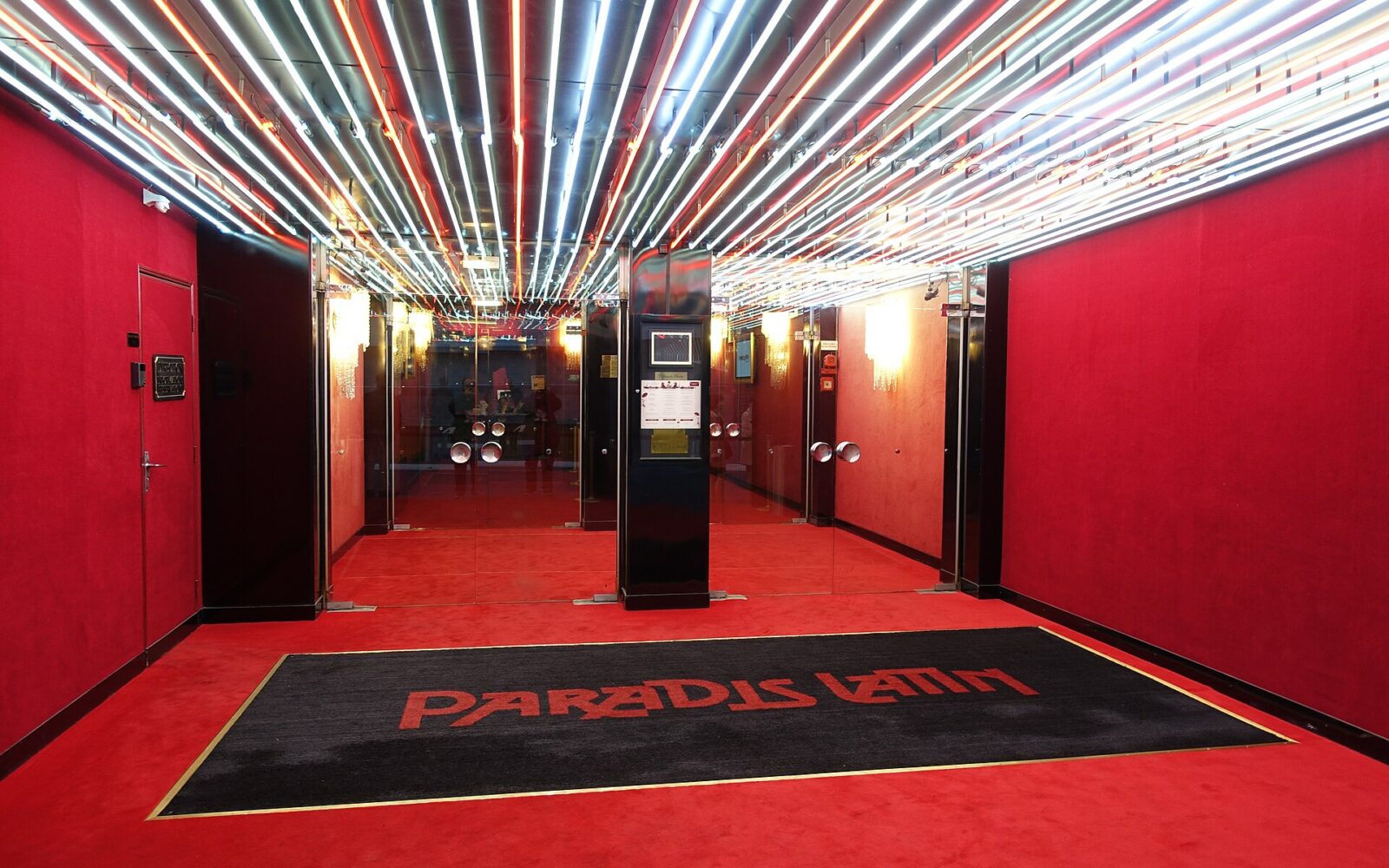 La façade du Paradis Latin, rue du Cardinal-Lemoine