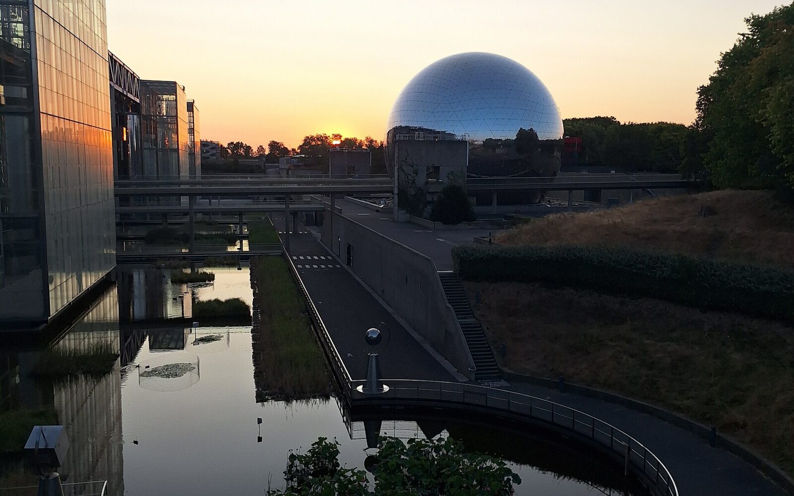 La Cité des sciences et la Géode, dans le parc de la Villette
