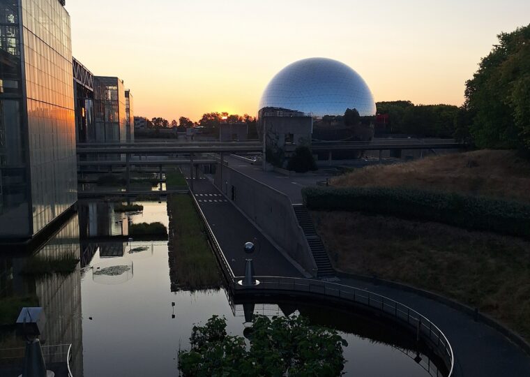 La Cité des sciences et la Géode, dans le parc de la Villette
