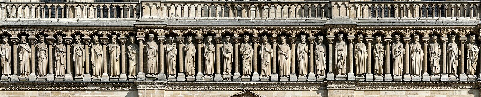 La façade et les tours de la cathédrale Notre-Dame de Paris