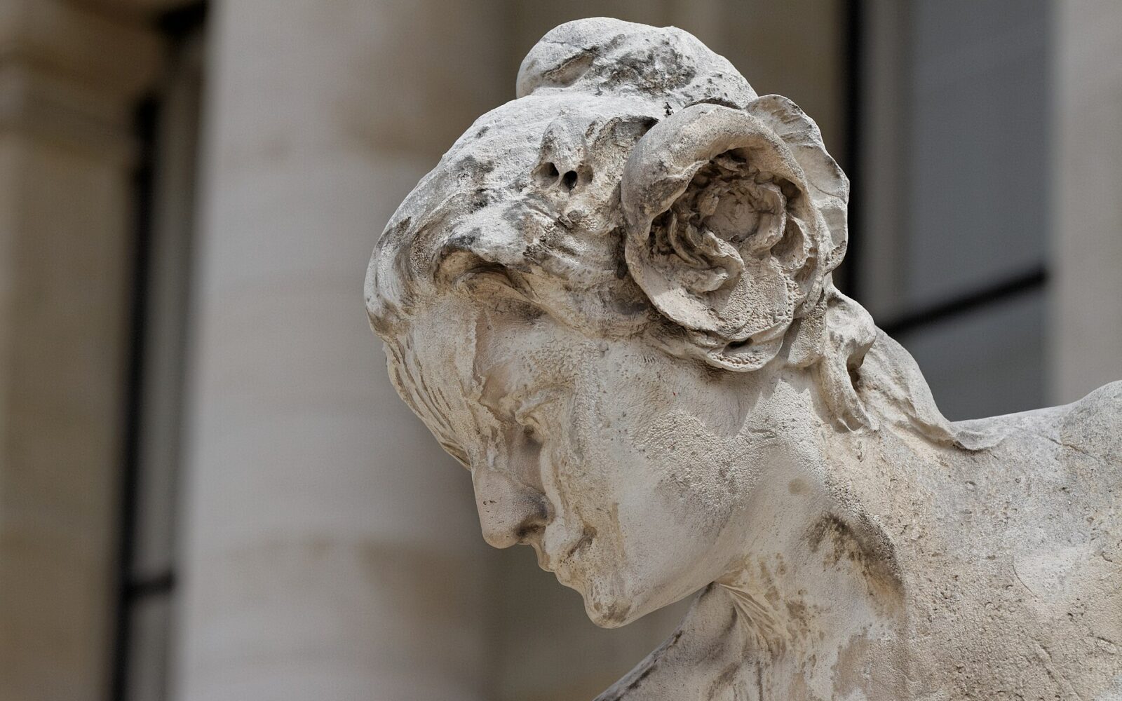La façade et la grille dorée du Petit Palais, avenue Winston-Churchill