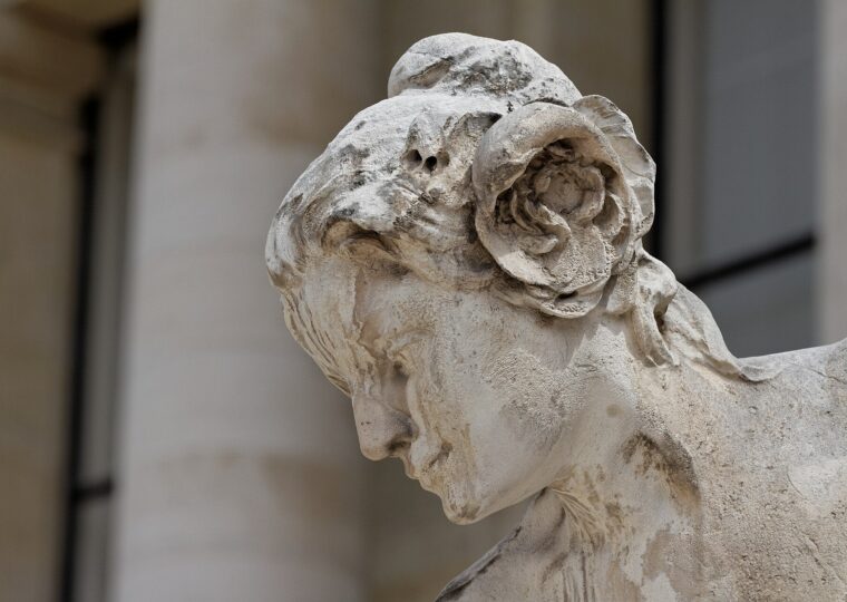 La façade et la grille dorée du Petit Palais, avenue Winston-Churchill
