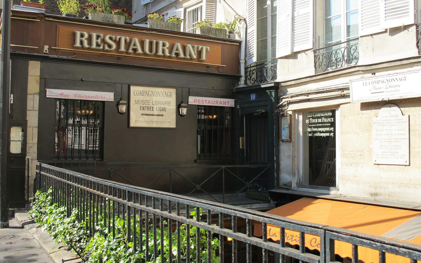 La devanture du musée-librairie du compagnonnage, rue Mabillon
