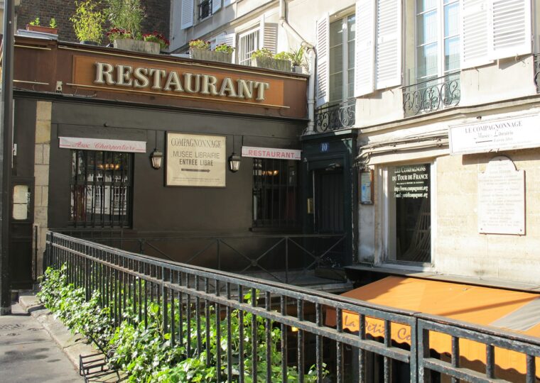La devanture du musée-librairie du compagnonnage, rue Mabillon