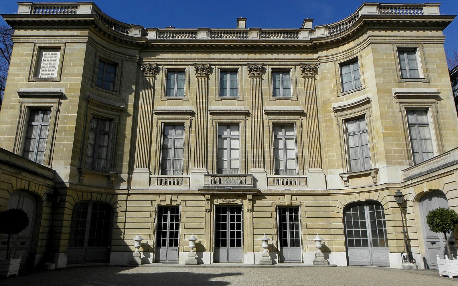 La façade du musée Nissim de Camondo sur ses jardins, rue de Monceau