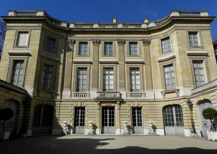 La façade du musée Nissim de Camondo sur ses jardins, rue de Monceau