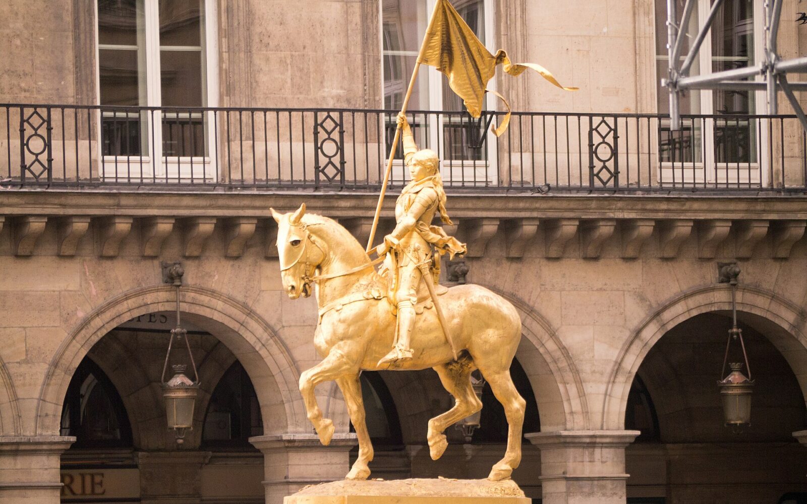 La statue équestre dorée de Jeanne d'Arc, place des Pyramides