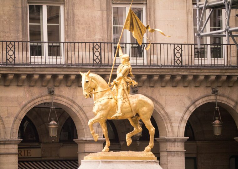 La statue équestre dorée de Jeanne d'Arc, place des Pyramides