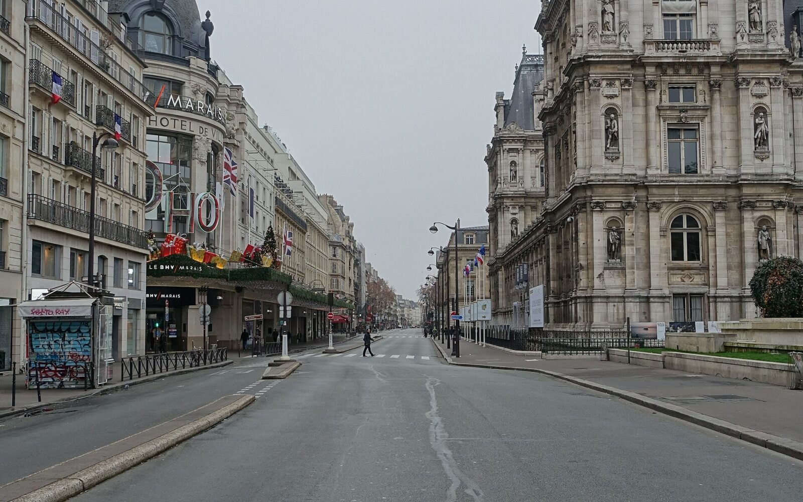 Le BHV et la rue de Rivoli, face à l'Hôtel de Ville