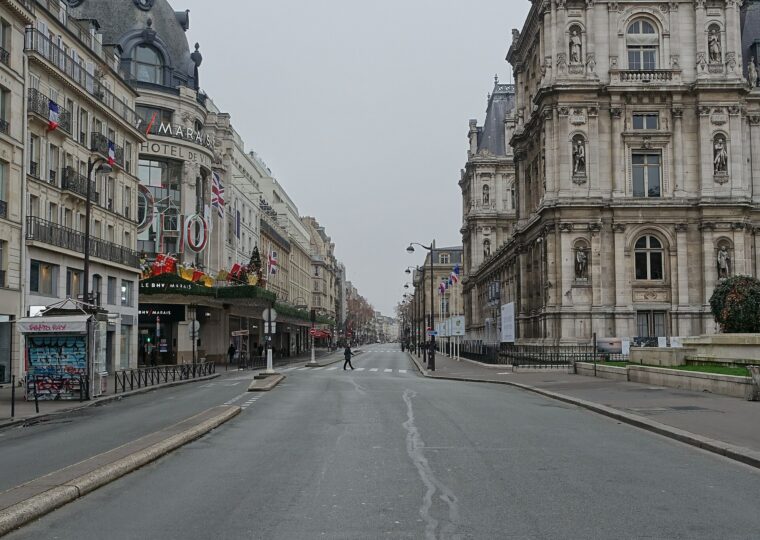 Le BHV et la rue de Rivoli, face à l'Hôtel de Ville