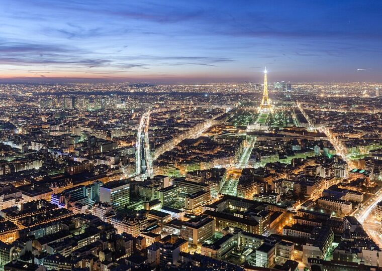 La tour Montparnasse dominant les toits de la rive gauche