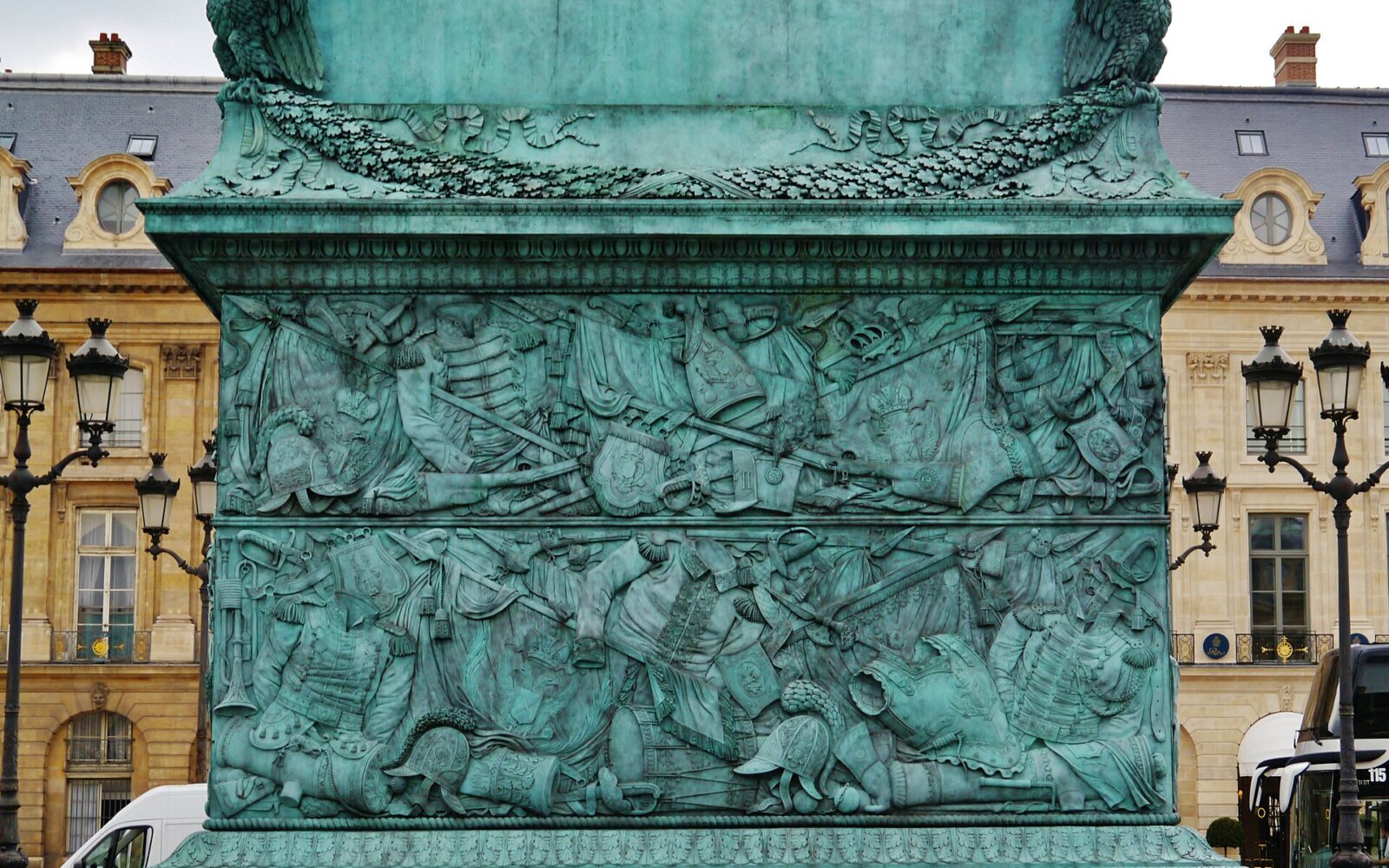 La colonne Vendôme au centre de la place du même nom