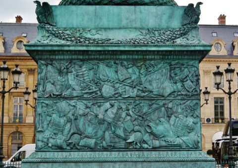 La colonne Vendôme au centre de la place du même nom