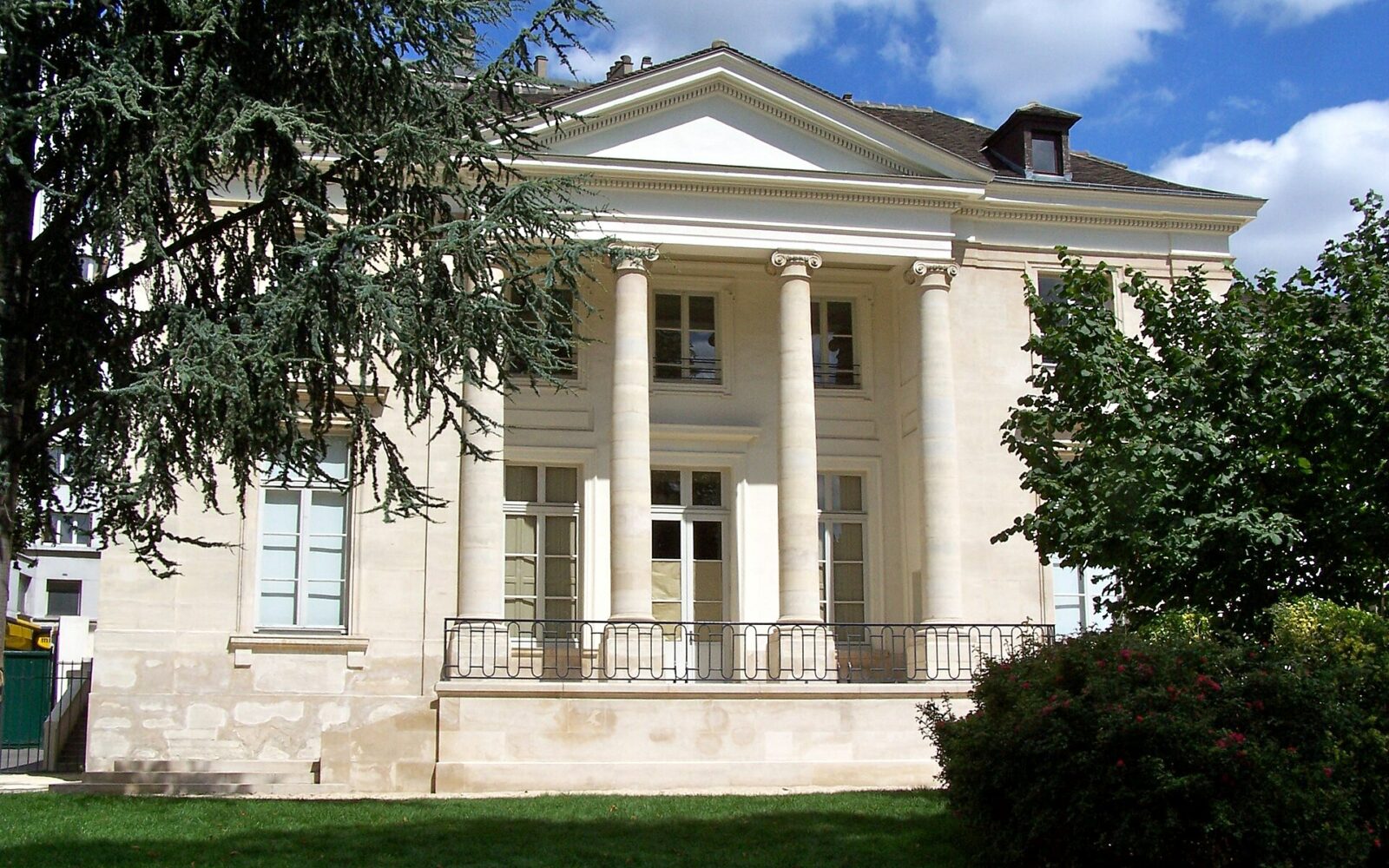 La façade palladienne du pavillon Carré de Baudouin, rue de Ménilmontant