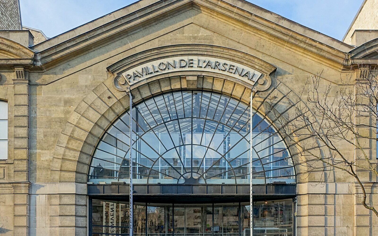 La halle de verre du Pavillon de l'Arsenal, boulevard Morland
