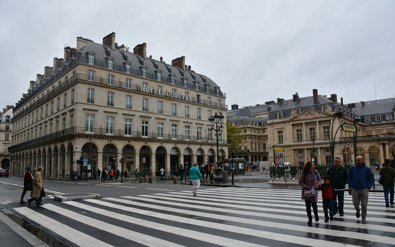Les colonnes de Buren dans la cour d'honneur du Palais-Royal