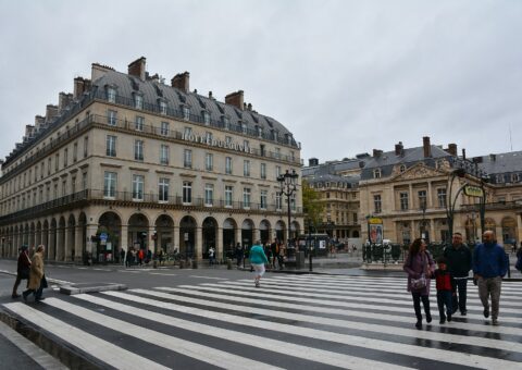 Les colonnes de Buren dans la cour d'honneur du Palais-Royal