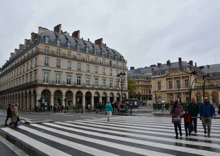 Les colonnes de Buren dans la cour d'honneur du Palais-Royal